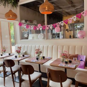 Gezellige tafel vol hapjes tijdens een arrangement bij Charleys - babyshower