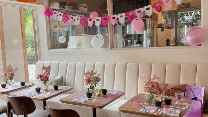 Gezellige tafel vol hapjes tijdens een arrangement bij Charleys - babyshower