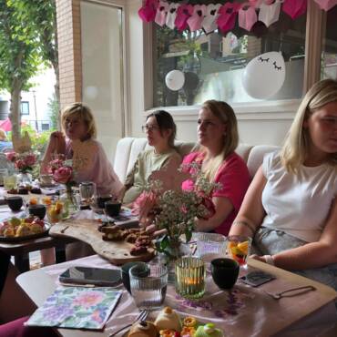 High tea groep bij charleys die komt genieten van ons uitgebreiden high tea arrangement