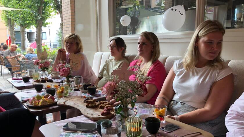 High tea groep bij charleys die komt genieten van ons uitgebreiden high tea arrangement