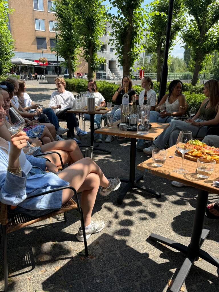 Teambijeenkomst van Charleys om te leren over hun wijnen in amersfoort