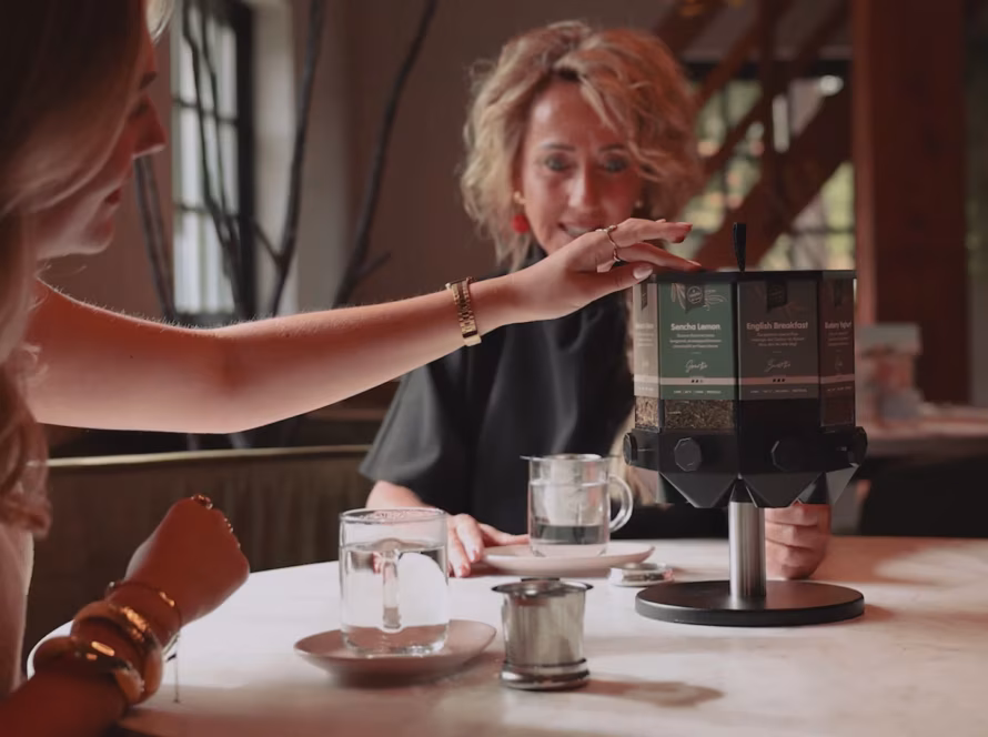 Kop warme losse TwisTea-thee met natuurlijke ingrediënten zoals bloemen, fruit en kruiden bij Charleys.