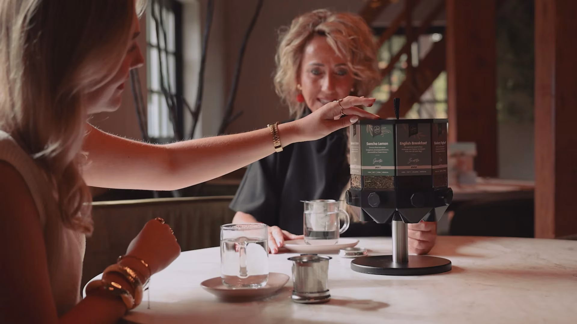 Kop warme losse TwisTea-thee met natuurlijke ingrediënten zoals bloemen, fruit en kruiden bij Charleys.
