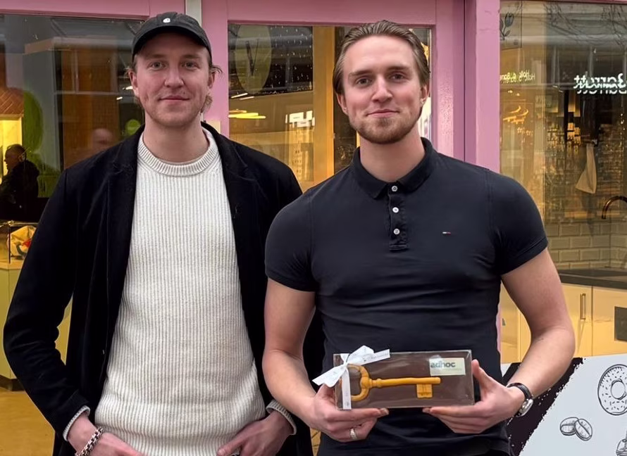 Eigenaren Sam en Max voor hun nieuwe Charleys locatie in winkelcentrum emiclaer Amersfoort