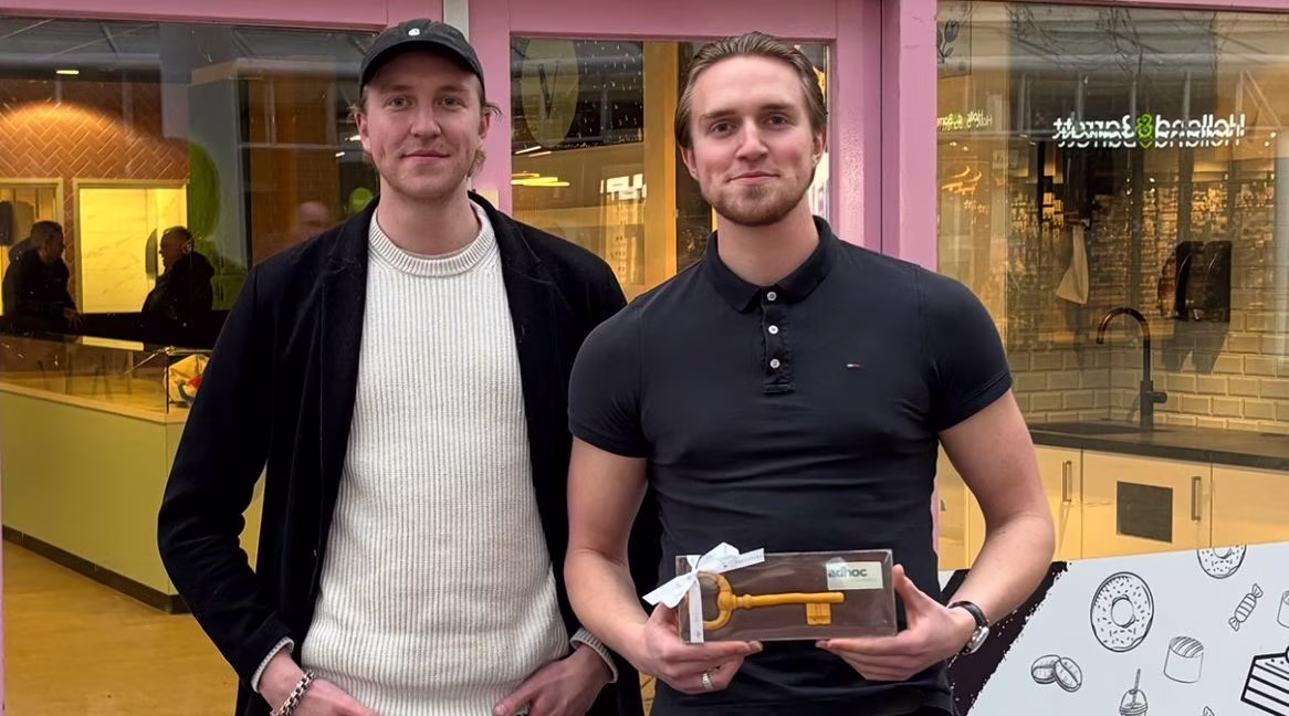 Eigenaren Sam en Max voor hun nieuwe Charleys locatie in winkelcentrum emiclaer Amersfoort