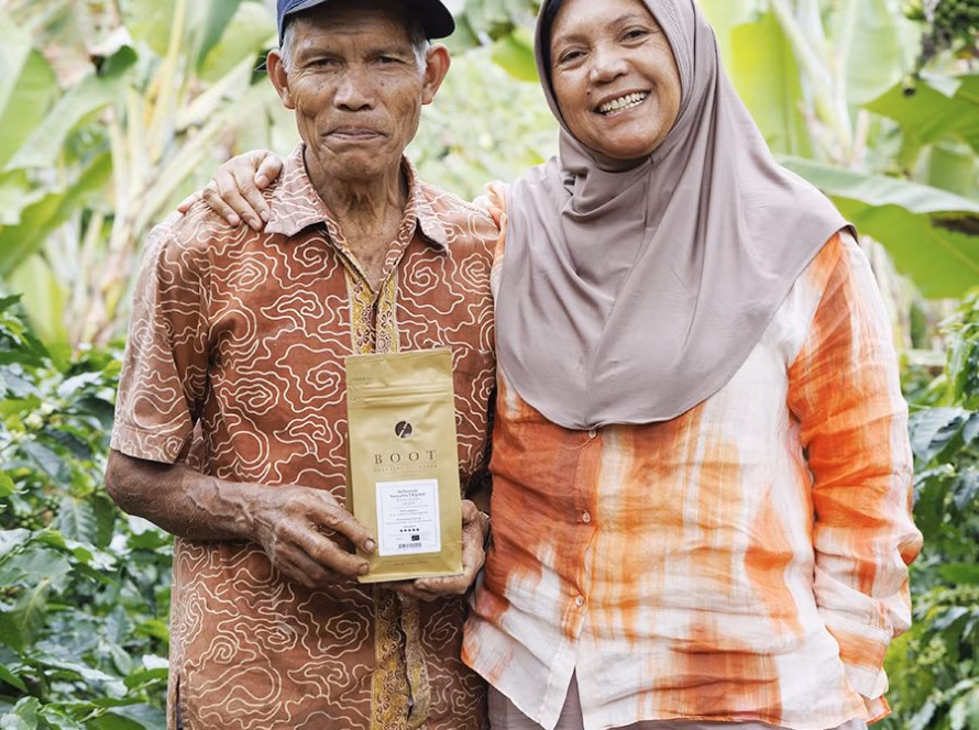 Indonesische boeren die de sumatra ketiara espresso zak vast houden die bij charleys verkocht en word, aangeboden door boodkoffie