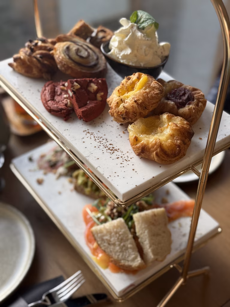 heerlijke etagaire van de higtea van charleys met verse deense lekkernijen, koeken en vers belegde broodjes zalm, avocado en carpaccio